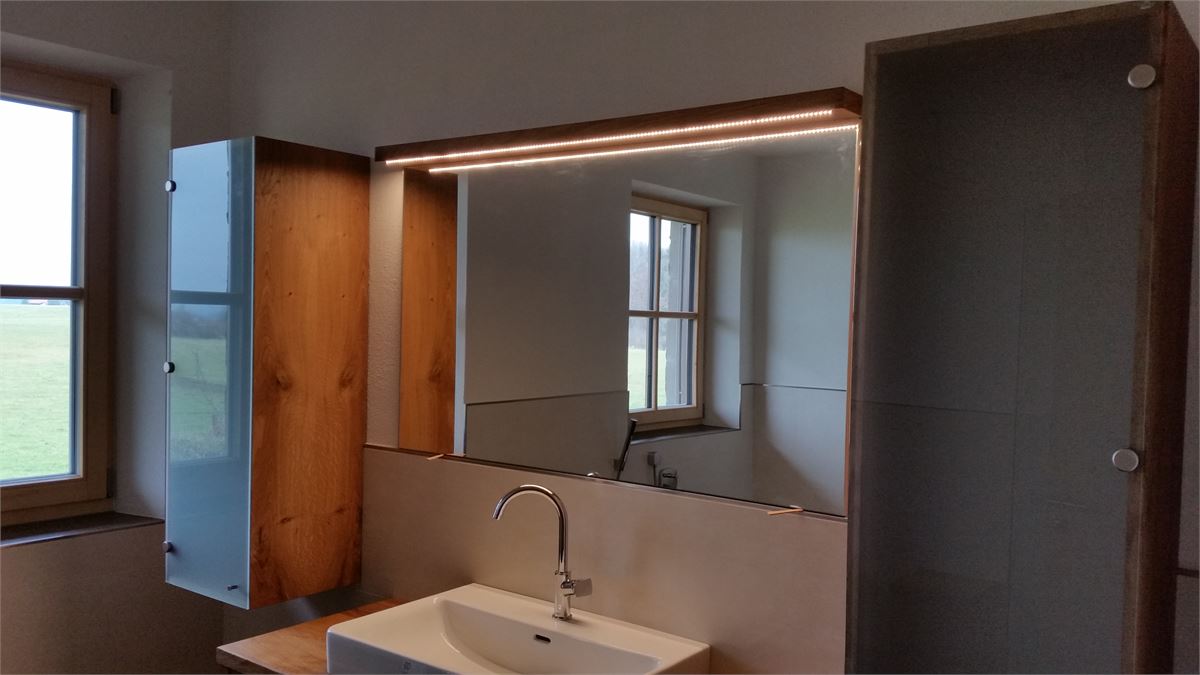 Badezimmer in Eiche mit Satinatoglas und LED Beleuchtung
